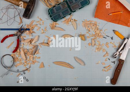 Handgemachte hölzerne Fischerei tacles graph Papier Hintergrund mit Werkzeugen und Rohlinge. Mockap für Werbung und Veröffentlichung. Stockfoto
