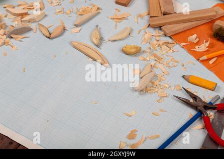 Handgemachte hölzerne Fischerei tacles graph Papier Hintergrund mit Werkzeugen und Rohlinge. Mockap für Werbung und Veröffentlichung. Stockfoto