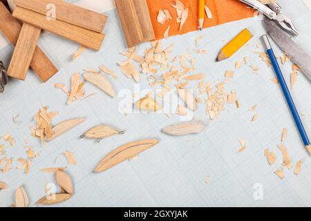Handgemachte hölzerne Fischerei tacles graph Papier Hintergrund mit Werkzeugen und Rohlinge. Mockap für Werbung und Veröffentlichung. Stockfoto