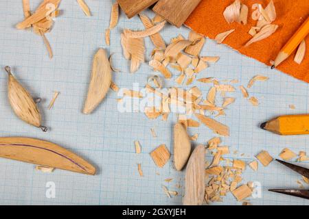 Handgemachte hölzerne Fischerei tacles graph Papier Hintergrund mit Werkzeugen und Rohlinge. Mockap für Werbung und Veröffentlichung. Stockfoto