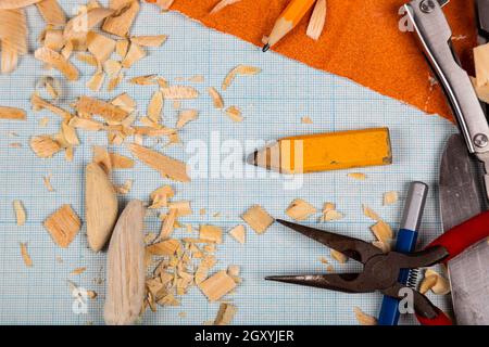 Handgemachte hölzerne Fischerei tacles graph Papier Hintergrund mit Werkzeugen und Rohlinge. Mockap für Werbung und Veröffentlichung. Stockfoto