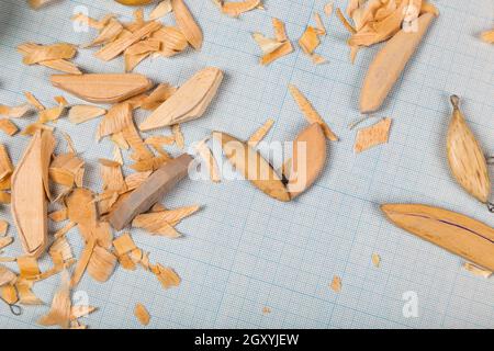 Handgemachte hölzerne Fischerei tacles graph Papier Hintergrund mit Werkzeugen und Rohlinge. Mockap für Werbung und Veröffentlichung. Stockfoto