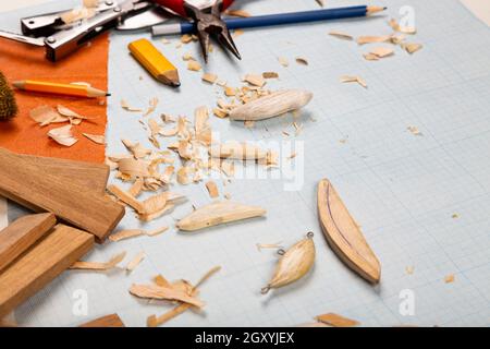 Handgemachte hölzerne Fischerei tacles graph Papier Hintergrund mit Werkzeugen und Rohlinge. Mockap für Werbung und Veröffentlichung. Stockfoto