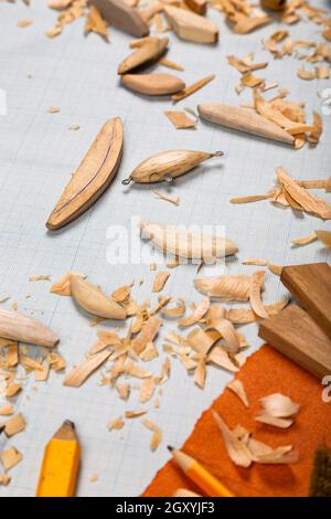 Handgemachte hölzerne Fischerei tacles graph Papier Hintergrund mit Werkzeugen und Rohlinge. Mockap für Werbung und Veröffentlichung. Stockfoto