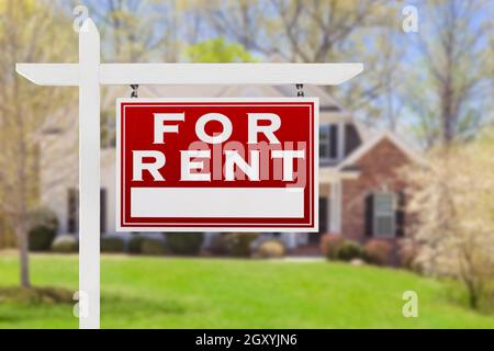 Nach rechts gerichteter zum Mieten Immobilien Schild vor dem Haus. Stockfoto