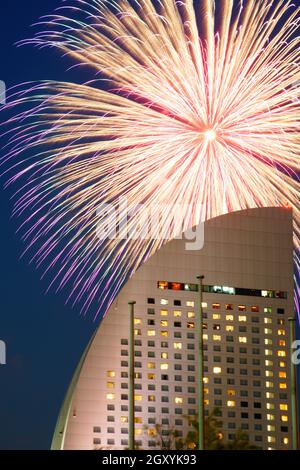 Inter-Continental Hotel und Feuerwerk. Drehort: Yokohama-Stadt kanagawa Präfektur Stockfoto