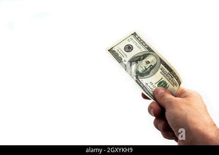 Ein 100-Dollar-Schein in der Hand auf weißem Hintergrund. Isoliert. Einhundert amerikanische Dollar Rechnung. Eine Rechnung ist Dollar. Die Hand streut die Puppe aus Stockfoto