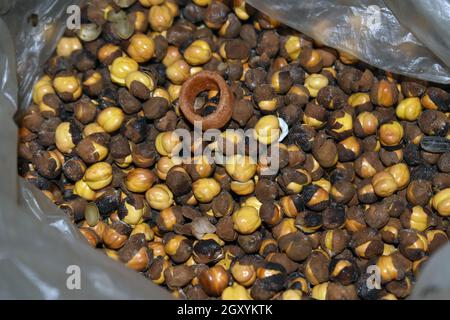 Gelb und braun trocken geröstet Schwarze Kichererbsen oder Desi Chana Stockfoto