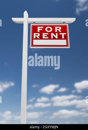 Nach rechts gerichteter zum Mieten Immobilien Zeichen auf blauem Himmel mit Wolken. Stockfoto