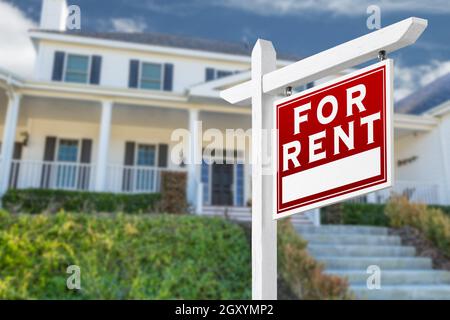 Nach rechts gerichteter zum Mieten Immobilien Schild vor dem Haus. Stockfoto