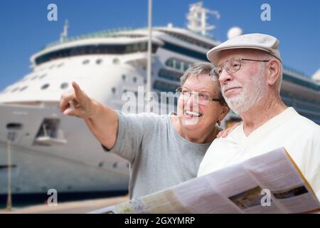 Gerne älterer Erwachsener Paar Touristen mit Broschüre Neben Passagier Kreuzfahrtschiff. Stockfoto