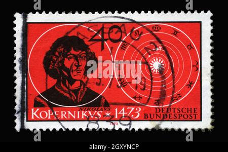 Eine in Deutschland gedruckte Briefmarke, die ein Porträt des Astronomen, Arztes und Mathematikers Nicolaus Copernicus und seines Sonnensystems zeigt, 500. Geburt Ann Stockfoto