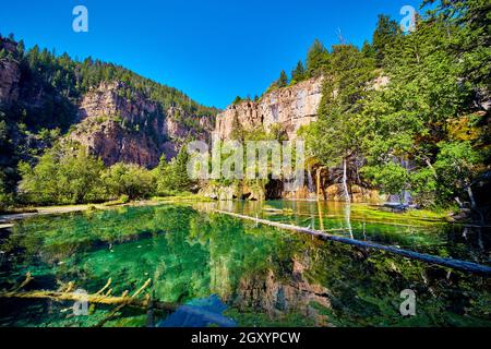 Blick auf die Berge mit kristallklarem blauem See bei Wasserfällen Stockfoto