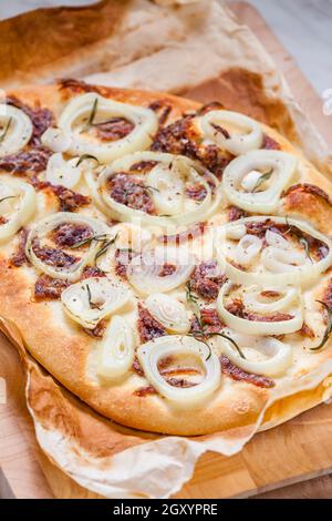 Hausgemachte Pizza mit Sardellen und Zwiebeln Stockfoto