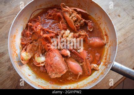 Obster-Sauce mit Tomatenmark in der Pfanne kochen Stockfoto