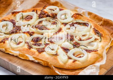 Hausgemachte Pizza mit Sardellen und Zwiebeln Stockfoto