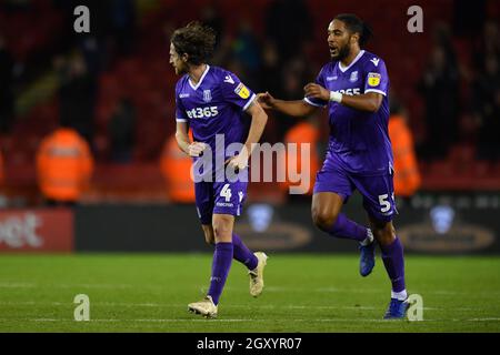 Joe Allen von Stoke City feiert das erste Tor seines Spielers Stockfoto