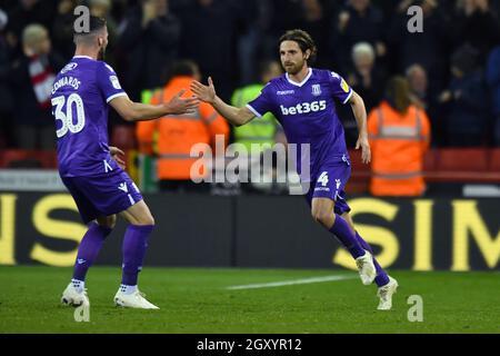 Joe Allen von Stoke City feiert das erste Tor seines Spielers Stockfoto