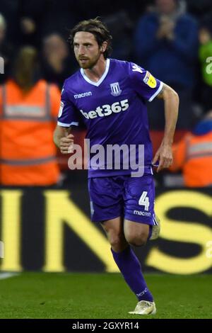 Joe Allen von Stoke City feiert das erste Tor seines Spielers Stockfoto