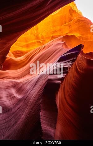 Gefangen in einer Höhle in einem orangefarbenen Canyon, wo die Felsen wie Sanddünen aussehen Stockfoto