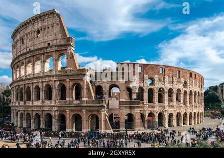 Rom Italien - Blick auf das Kolosseum, eine der wichtigsten Sehenswürdigkeiten Roms. Stockfoto