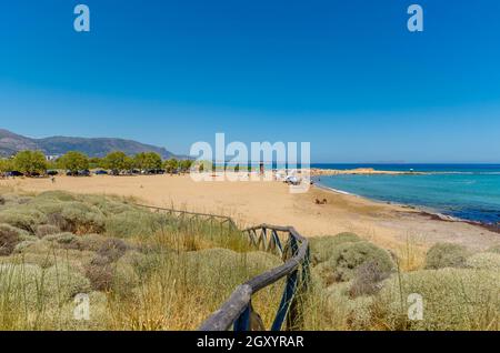 Schöner Sandstrand neben der archäologischen Stätte von Malia namens potamos. Stockfoto