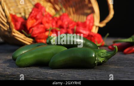 Jalapeno und Cayenne Peppers auf dem lokalen Bauernmarkt Stockfoto