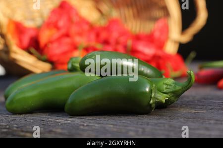 Jalapeno und Cayenne Peppers auf dem lokalen Bauernmarkt Stockfoto