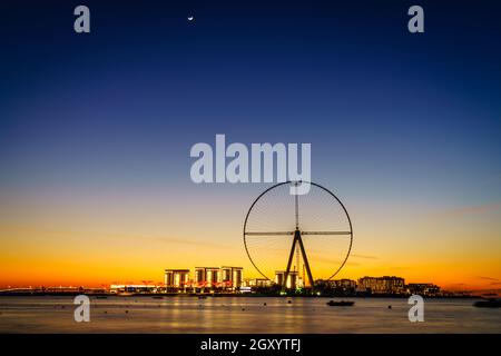 Dämmerungsansicht der Bluewaters Island und Ain Dubai während der Bauarbeiten, Dubai, VAE Stockfoto