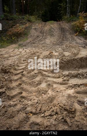 Radweg auf sandigen Boden von großen Transport, Traktor auf Baustelle, sandige Straße Stockfoto