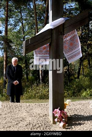 Korjukiwka, Ukraine. Oktober 2021. Bundespräsident Frank-Walter Steinmeier legt Blumen an der Grabstätte für die Opfer der deutschen Massaker. In Koryukivka erinnert Steinmeier an die größten sogenannten "Strafmaßnahmen" der deutschen Besatzer gegen Zivilisten während des Zweiten Weltkriegs. Anfang März 1943 wurden dort als Reaktion auf die sowjetische Partisanenbewegung unter einem speziellen SS-Kommando rund 6,700 Menschen ermordet. Kredit: Britta Pedersen/dpa-Zentralbild/dpa/Alamy Live Nachrichten Stockfoto