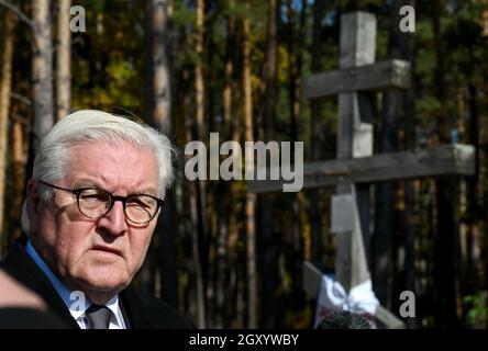 Korjukiwka, Ukraine. Oktober 2021. Bundespräsident Frank-Walter Steinmeier besucht die Grabstätte für die Opfer der deutschen Massaker. In Koryukivka erinnert Steinmeier an die größten sogenannten "Strafmaßnahmen" der deutschen Besatzer gegen Zivilisten während des Zweiten Weltkriegs. Anfang März 1943 wurden dort als Reaktion auf die sowjetische Partisanenbewegung unter einem speziellen SS-Kommando rund 6,700 Menschen ermordet. Kredit: Britta Pedersen/dpa-Zentralbild/dpa/Alamy Live Nachrichten Stockfoto