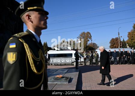 Korjukiwka, Ukraine. Oktober 2021. Bundespräsident Frank-Walter Steinmeier steht am Denkmal für die zivilen Opfer der deutschen Massaker. In Koryukivka erinnert Steinmeier an die größten sogenannten "Strafmaßnahmen" der deutschen Besatzer gegen Zivilisten während des Zweiten Weltkriegs. Anfang März 1943 wurden dort als Reaktion auf die sowjetische Partisanenbewegung unter einem speziellen SS-Kommando rund 6,700 Menschen ermordet. Kredit: Britta Pedersen/dpa-Zentralbild/dpa/Alamy Live Nachrichten Stockfoto
