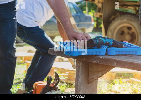 Der Mensch verwendet einen Schraubendreher bei der Arbeit. Stockfoto