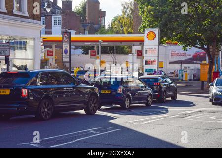 London, Großbritannien. Oktober 2021. Die Autos stehen an einer wiedereröffneten Shell-Station in Islington an, während die Kraftstoffkrise anhält. An vielen Tankstellen ist aufgrund des Mangels an Lkw-Fahrern im Zusammenhang mit dem Brexit und des panischen Kaufs Benzin ausgelaufen. Kredit: Vuk Valcic / Alamy Live Nachrichten