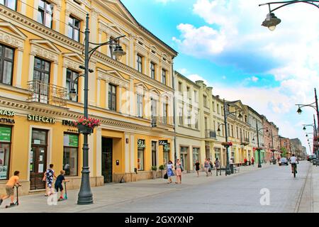Zentrale Straße von Lodz Piotrkowska in heißen Tag. Haupttouristenstraße der polnischen Stadt Lodz Piotrkowska am Nachmittag. Die Menschen entspannen sich in Lodz in Piotrkowska Stockfoto