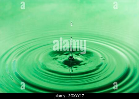 Tropfen Wasser fallen in das Wasser, die Big shot Stockfoto
