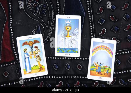 Bangkok, Thailand Aug2,2016 : Wahrsager öffnen die Tarot-Karten, die Tarot-Karten, DER NARR, DER TEUFEL, DER TURM, RAD DER FORTURE, DER STERN, DEAT, DER LIEBHABER Stockfoto