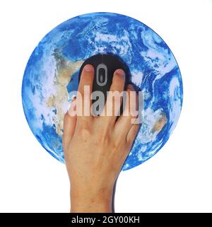 Hand-Klick-drahtlose Computer-Maus auf dem Planeten Erde Globus. Weißer isolierter Hintergrund Stockfoto