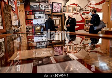 Korjukiwka, Ukraine. Oktober 2021. Bundespräsident Frank-Walter Steinmeier (Mitte) besucht das Stadtmuseum Koryukivka, begleitet von einem Dolmetscher (rechts) und den Museumsdirektoren. In Koryukivka gedenkt Steinmeier der größten sogenannten "Strafmaßnahmen" der deutschen Besatzungstruppen gegen Zivilisten während des Zweiten Weltkriegs. Anfang März 1943 wurden dort unter einem speziellen SS-Kommando etwa 6700 Menschen als Reaktion auf die sowjetische Partisanenbewegung ermordet. Kredit: Britta Pedersen/dpa-Zentralbild/dpa/Alamy Live Nachrichten Stockfoto