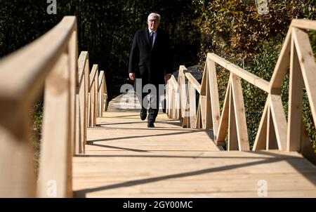 Korjukiwka, Ukraine. Oktober 2021. Bundespräsident Frank-Walter Steinmeier auf dem Weg zur Wiederbestattung der Opfer der deutschen Massaker. In Korjukiwka gedenkt Steinmeier der größten sogenannten "Strafmaßnahmen" der deutschen Besatzer gegen Zivilisten während des Zweiten Weltkriegs. Anfang März 1943 wurden dort unter einem speziellen SS-Kommando etwa 6,700 Menschen als Reaktion auf die sowjetische Partisanenbewegung ermordet. Kredit: Britta Pedersen/dpa-Zentralbild/dpa/Alamy Live Nachrichten Stockfoto