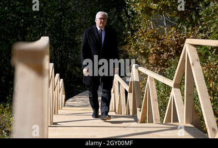 Korjukiwka, Ukraine. Oktober 2021. Bundespräsident Frank-Walter Steinmeier auf dem Weg zur Wiederbestattung der Opfer der deutschen Massaker. In Korjukiwka gedenkt Steinmeier der größten sogenannten "Strafmaßnahmen" der deutschen Besatzer gegen Zivilisten während des Zweiten Weltkriegs. Anfang März 1943 wurden dort unter einem speziellen SS-Kommando etwa 6,700 Menschen als Reaktion auf die sowjetische Partisanenbewegung ermordet. Kredit: Britta Pedersen/dpa-Zentralbild/dpa/Alamy Live Nachrichten Stockfoto