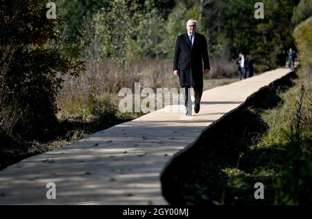 Korjukiwka, Ukraine. Oktober 2021. Bundespräsident Frank-Walter Steinmeier auf dem Weg zur Wiederbestattung der Opfer der deutschen Massaker. In Korjukiwka gedenkt Steinmeier der größten sogenannten "Strafmaßnahmen" der deutschen Besatzer gegen Zivilisten während des Zweiten Weltkriegs. Anfang März 1943 wurden dort unter einem speziellen SS-Kommando etwa 6,700 Menschen als Reaktion auf die sowjetische Partisanenbewegung ermordet. Kredit: Britta Pedersen/dpa-Zentralbild/dpa/Alamy Live Nachrichten Stockfoto