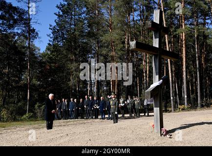 Korjukiwka, Ukraine. Oktober 2021. Bundespräsident Frank-Walter Steinmeier (l.) legt Blumen an der Grabstätte für die Opfer der deutschen Massaker. In Korjukiwka gedenkt Steinmeier der größten sogenannten "Strafmaßnahmen" der deutschen Besatzer gegen Zivilisten während des Zweiten Weltkriegs. Anfang März 1943 wurden dort als Reaktion auf die sowjetische Partisanenbewegung unter einem speziellen SS-Kommando rund 6,700 Menschen ermordet. Kredit: Britta Pedersen/dpa-Zentralbild/dpa/Alamy Live Nachrichten Stockfoto
