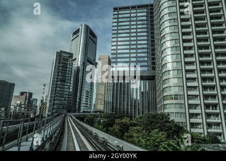 Tokyo von Gebäuden sichtbar von yurikamome. Aufnahmeort: Metropolregion Tokio Stockfoto