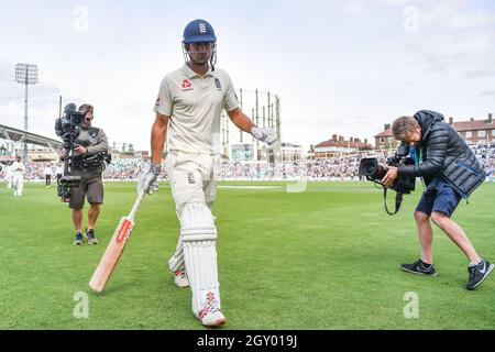 Der englische Alastair Cook verlässt das Feld beim Mittagessen, nachdem er bei seinem letzten Testspiel beim Kia Oval in London mit 100 Punkten Punkten Punkten Punkten Punkten Punkten Punkten Punkten konnte. Stockfoto