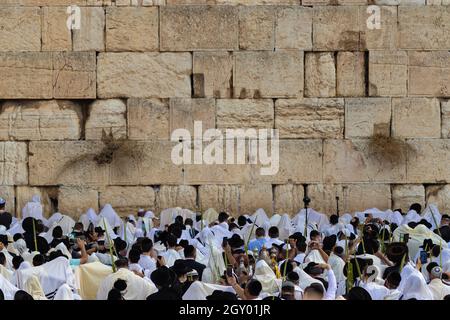 jerusalem-israel. 23-09-2021. Der traditionelle „Segen der Priester“ an der westlichen Mauer am Feiertag von Sukkot Stockfoto