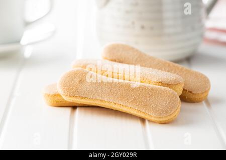 Italienischer Keks savoiardi. Süße Kekse. Biskuit-Kekse Tiramisu auf weißem Tisch. Stockfoto