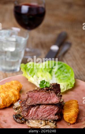 Steak Scheiben mit Kroketten und Pilzen Stockfoto