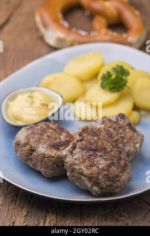 bayerische Fleischbällchen mit Kartoffelsalat Stockfoto